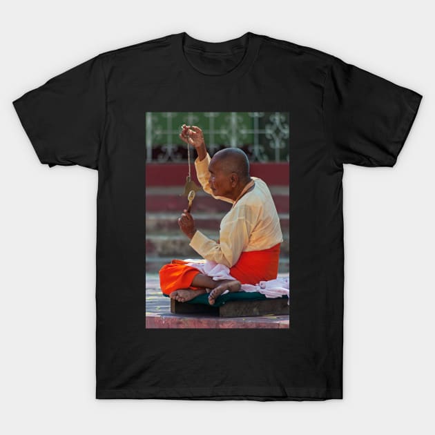 Nun2, Shwemawdaw Paya, Bago T-Shirt by bulljup